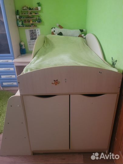 Детская кровать чердак со столом и шкафом бу