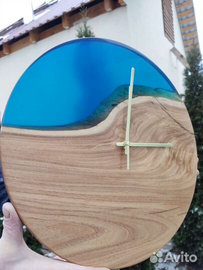 Часы из дерева и эпоксидной смолы