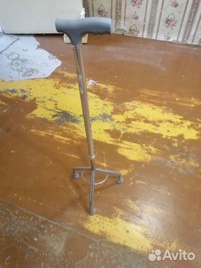 Трость трехопорная