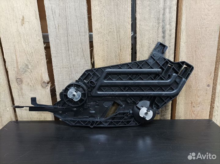 Кронштейн фары правый Skoda Octavia 2 A5