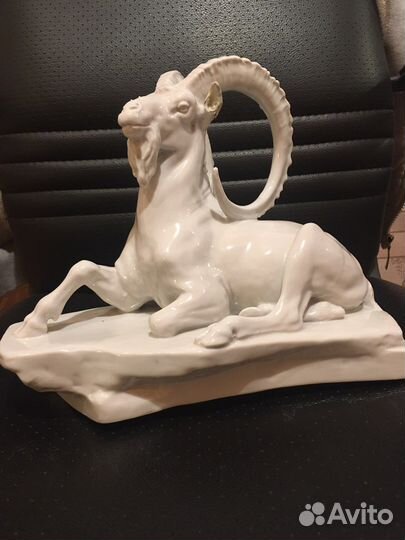Фарфоровая статуэтка