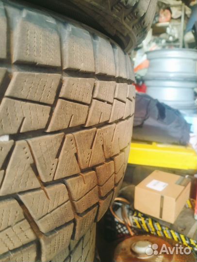 Bridgestone Blizzak DM-V1 215/60 R17