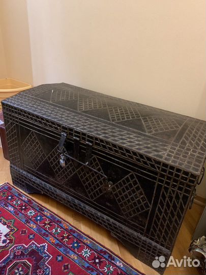 Сундук деревянный старинный, обитый железом