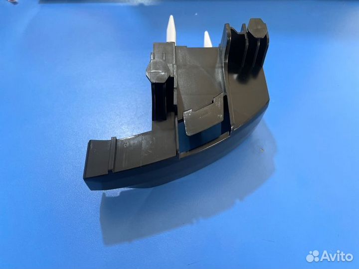 Кронштейн фонаря задний правый Toyota Land Cruiser