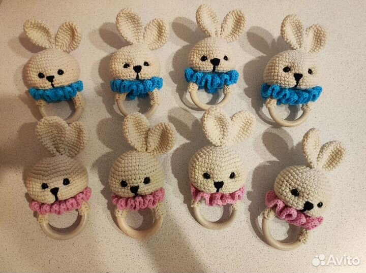 Вязаные погремушки зайки