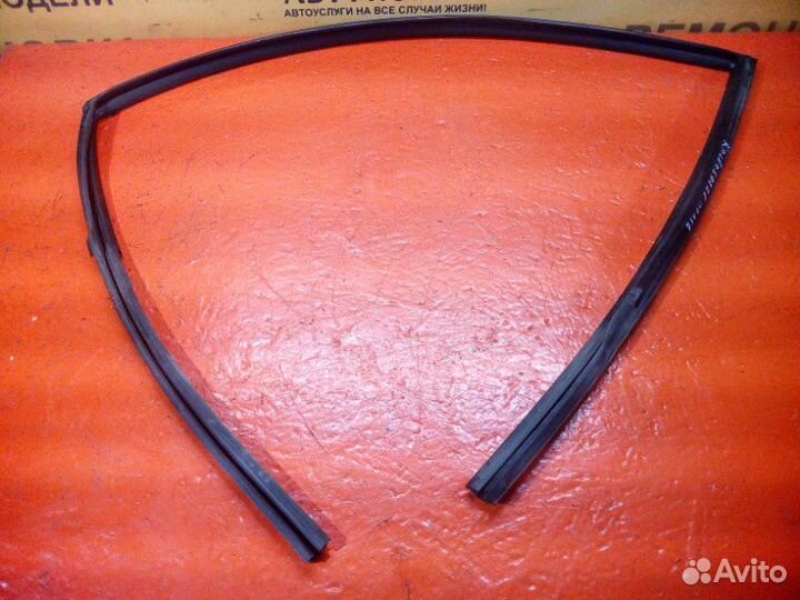 Уплотнительная резинка двери передняя левая