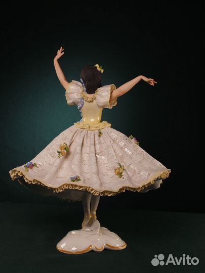 Кружевная фарфоровая статуэтка 