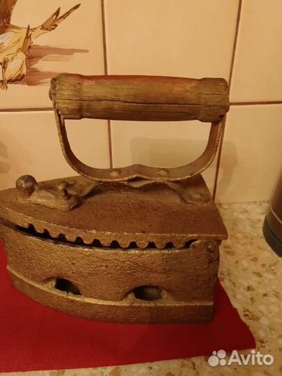 Старый утюг чугунный