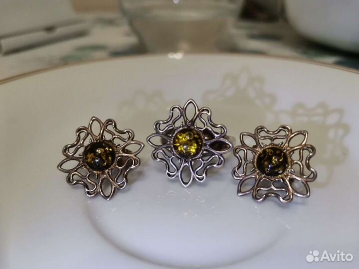 Серебряный комплект с янтарем из серег и кольца