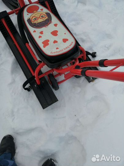 Детский снегокат со спинкой и родительской ручкой