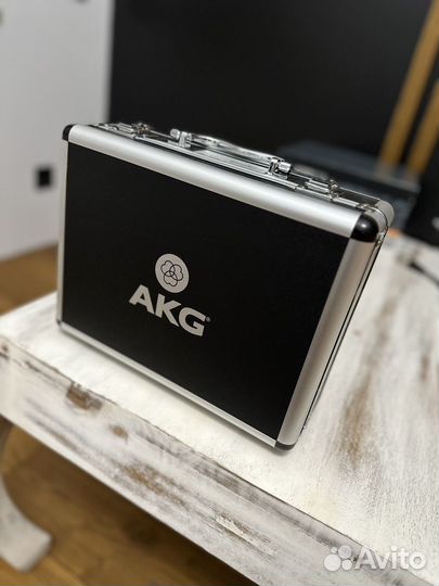 Студийный микрофон AKG C214