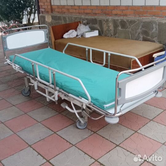 Кровать для лежачих больных с гедравликой
