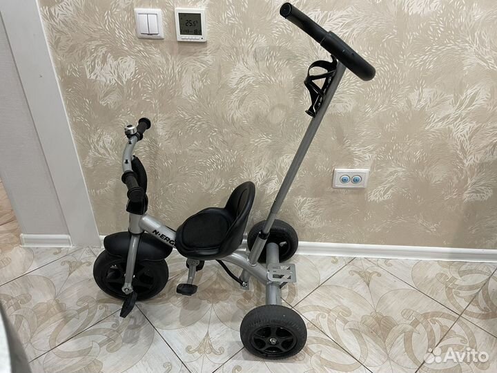 Детский трехколесный велосипед с ручкой