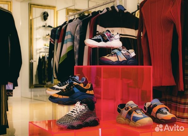 Розничный и онлайн-магазин обуви и одежды брендов