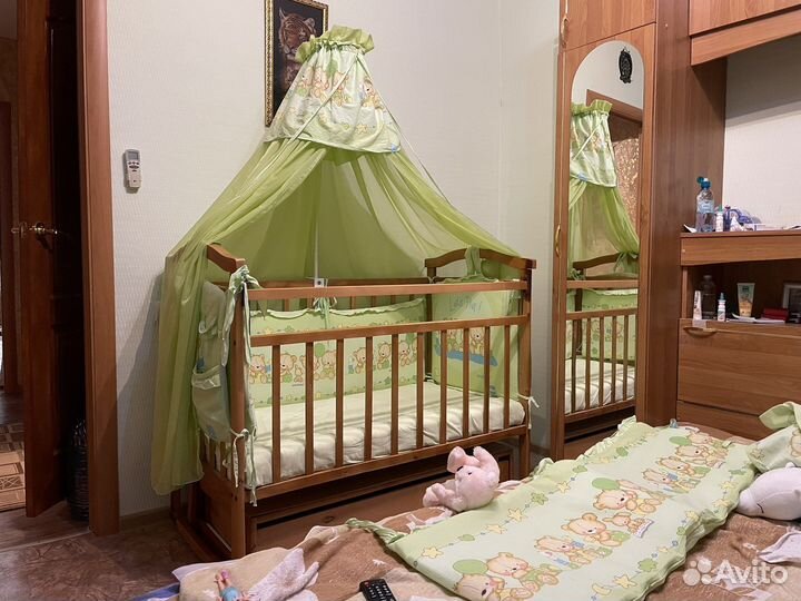 Детская кроватка с маятником