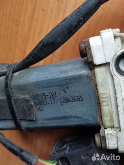 Моторчик стеклоподъемника передний правый Mercedes