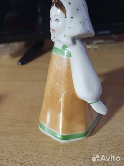 Статуэтка девочка в платке. дулево