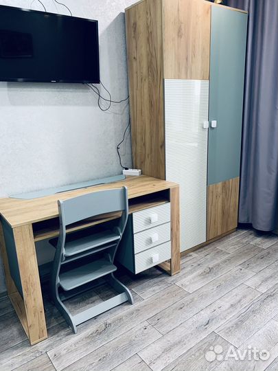 Школьная парта и растущий стул, шкаф