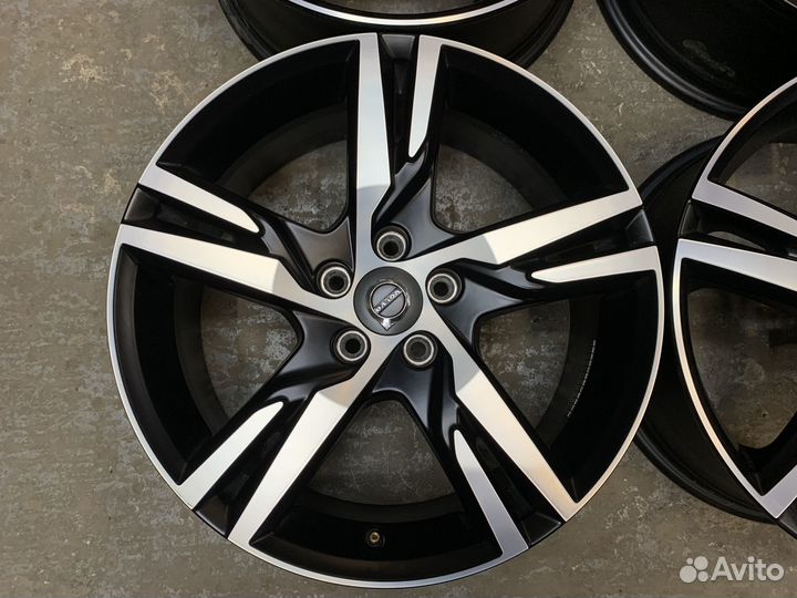 Комплект оригинальных дисков на Volvo R18