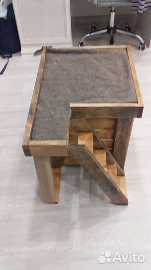 Кошачий домик с когтеточкой