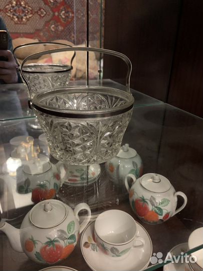 Хрустальная конфетница с ручкой из металла