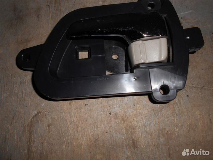 Ручка двери внутренняя левая от Mitsubishi Outlan