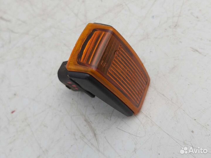 Повторитель поворотника в крыло правый Volvo 850