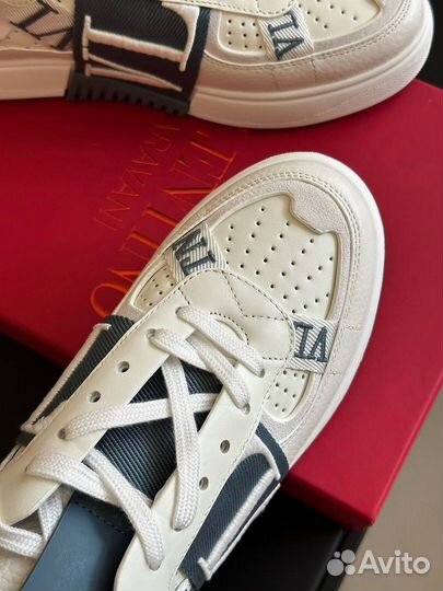 Модные кожаные кроссовки Valentino