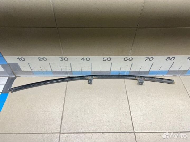 Направляющая стекла двери задняя правая Mitsubishi