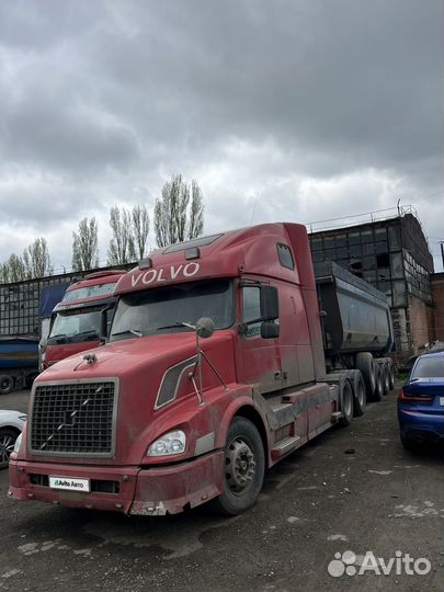 Volvo VNL 64T с полуприцепом, 2003