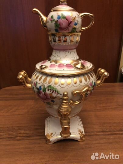 Фарфоровый сувенирный самовар с чайником. Гжельс