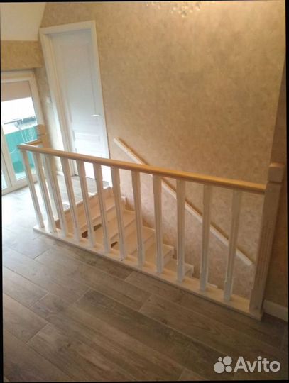 Лестница в дом, деревянная отделка