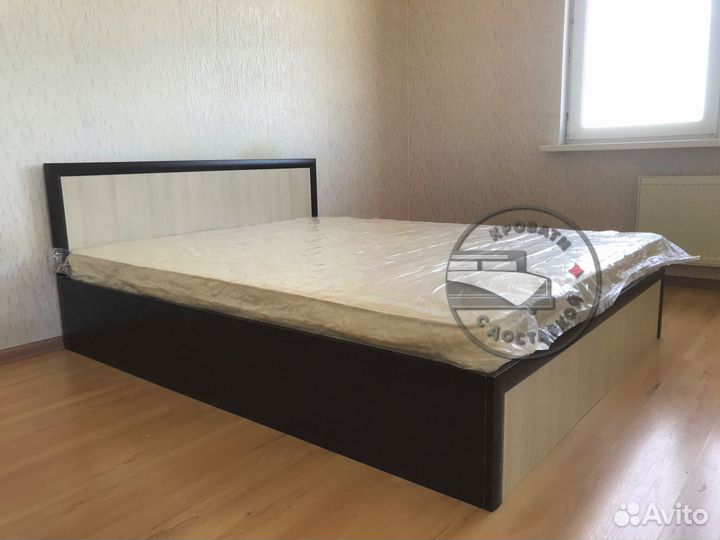 Кровать с матрасом