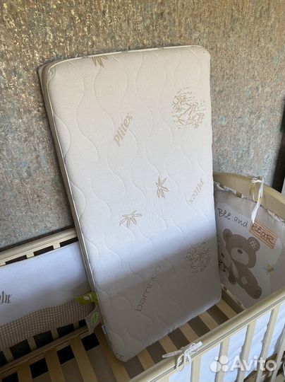 Детская кроватка с маятником, матрасом и бортиками