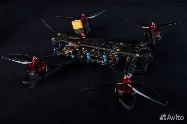 FPV квадрокоптер для гонок и фристайла