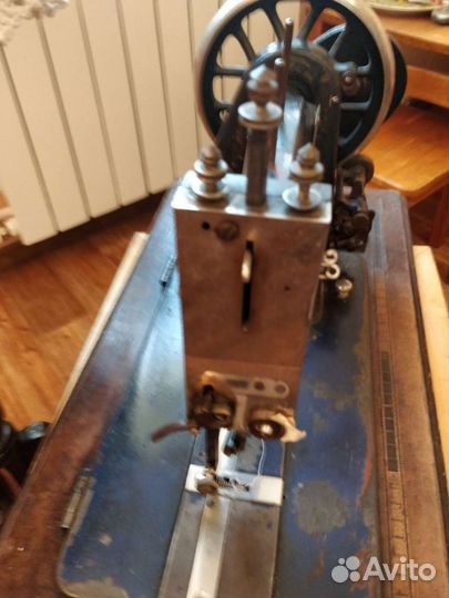 Антикварная швейная машинка