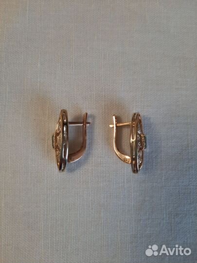 Золотые серьги и кольцо с изумрудом и фианитами