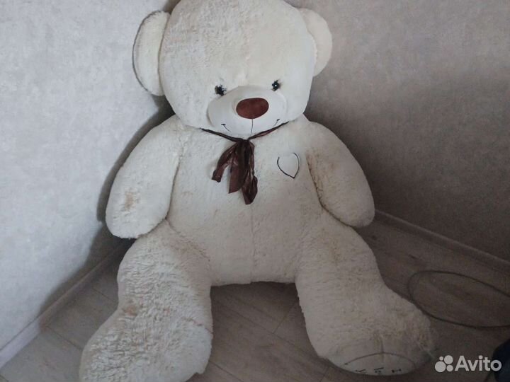 Большой плюшевый медведь