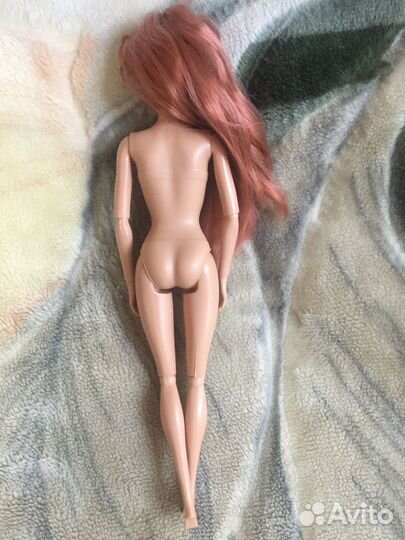 Подвижная кукла с кроваткой, полочкой и одеждой