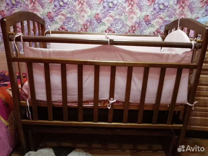 Детская кроватка с поперечным маятником