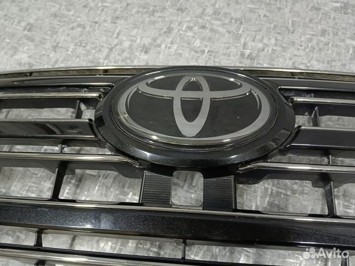 Решетка + эмблема Land Cruiser 200 черная Оригинал