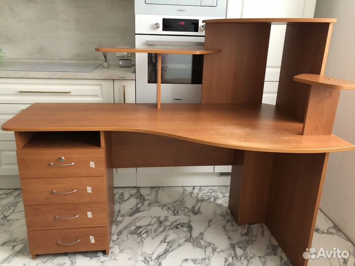 Угловой письменный стол с ящиками