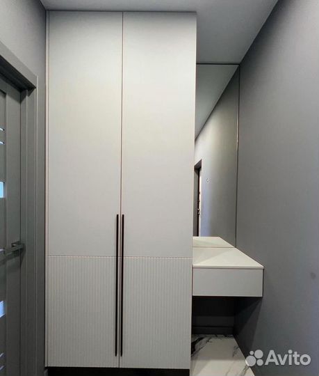 Красивый распашной шкаф