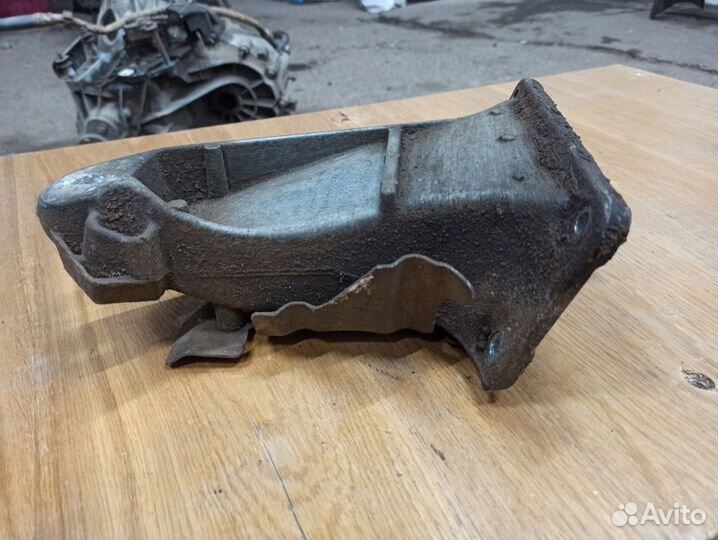 Кронштейн двигателя правый BMW E39