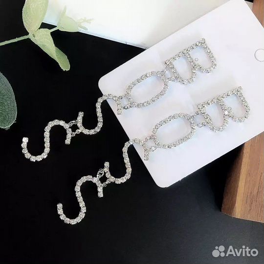 Серьги вечерние длинные буквы