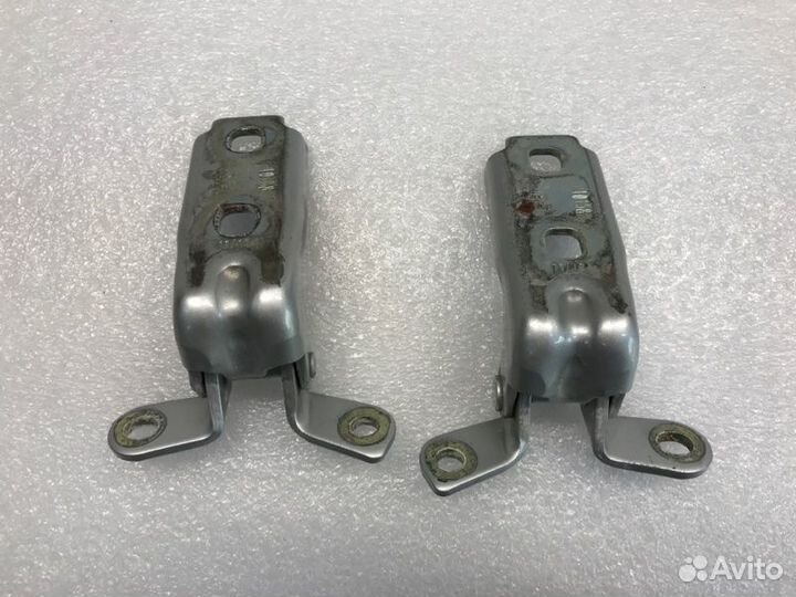 Петля двери передняя правая Chevrolet Cruze седан