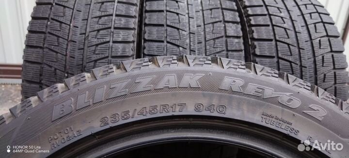 Bridgestone Blizzak Revo2 235/45 R17