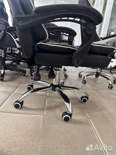 Компьютерное кресло с подголовником