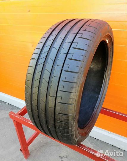 Pirelli P Zero PZ4 235/40 R19 92Y