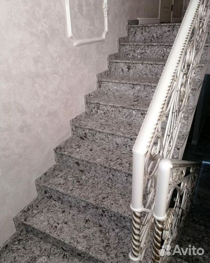 Лестница из камня кварцевый агломерат